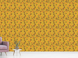 patterned-wallpaper-autumn-foliage-on-gold