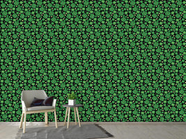 patterned-wallpaper-lucky-clover-on-black